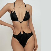 Traje de baño de una pieza acolchado con cuello halter y cadena de metal